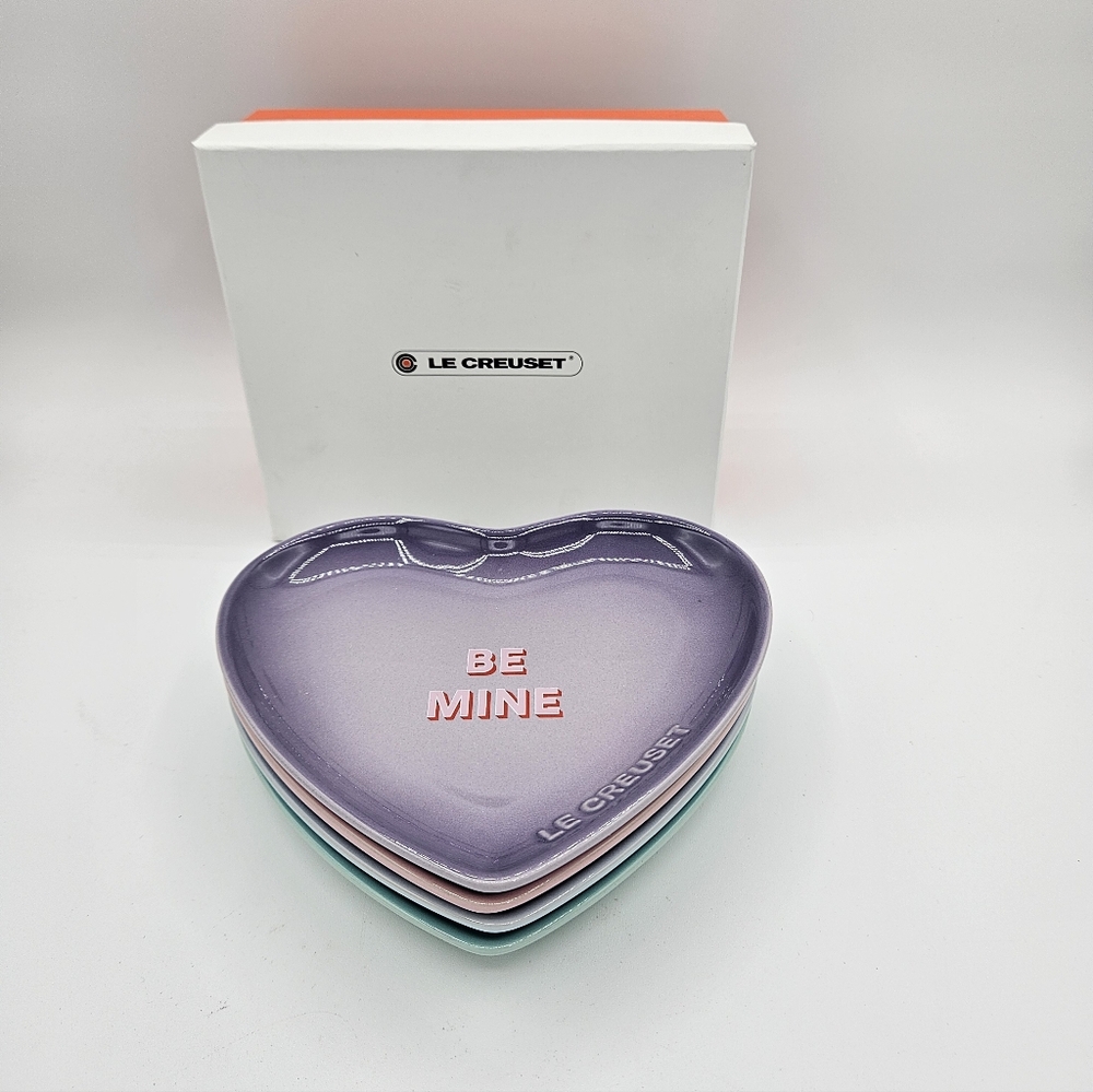 NIB Le Creuset Valentine's Day Conversation Hearts Plates Set of 4 - Picture 2 of 3